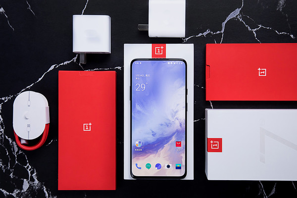 一加7 Pro屏幕有多强？我们拿iPhone和三星比了一下
