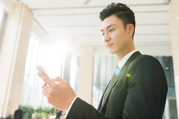 苹果iPhone12 手机屏幕碎了怎么办？手机屏幕外屏碎了怎么办？