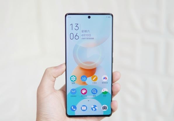 中兴 Axon30 Ultra 真机曝光，全球首款三主摄