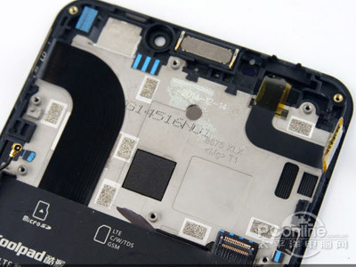 其中显示排线以及触控排线都在底下