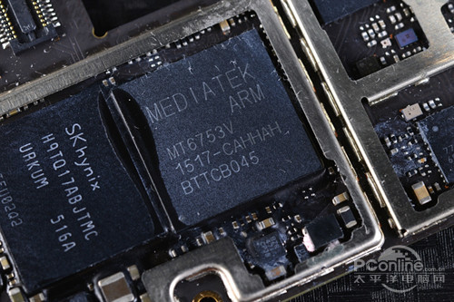 在屏蔽罩内的芯片也有导热硅脂