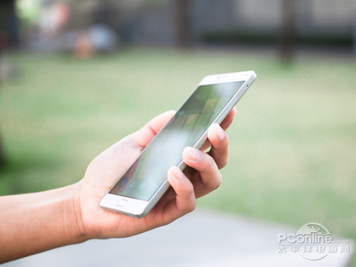 金立M5 Plus和OPPO R7 Plus对比